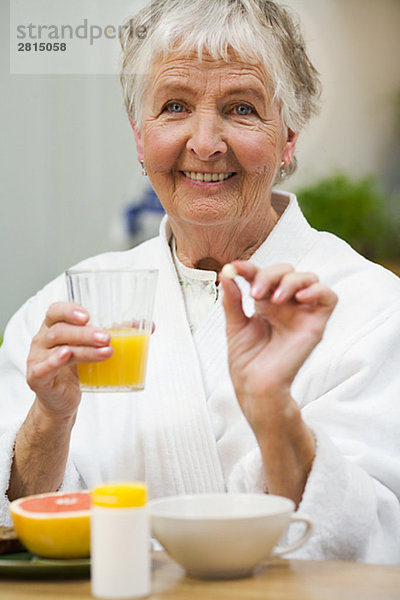 Frau nehmen Gesundheitspflege Senior Senioren