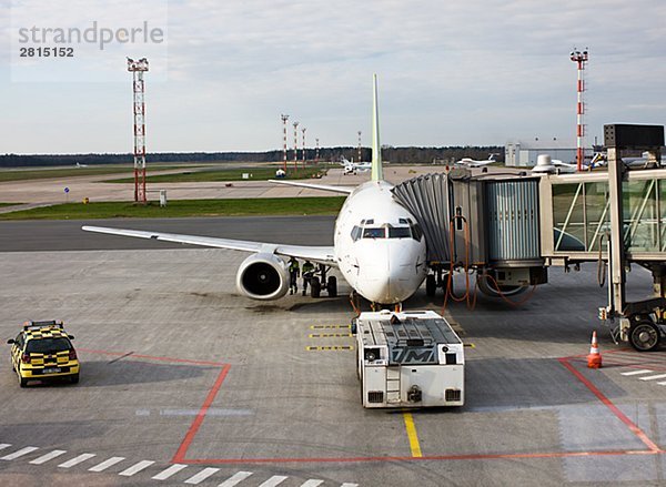 Ein Flugzeug in einem Flughafen Riga Latvia.