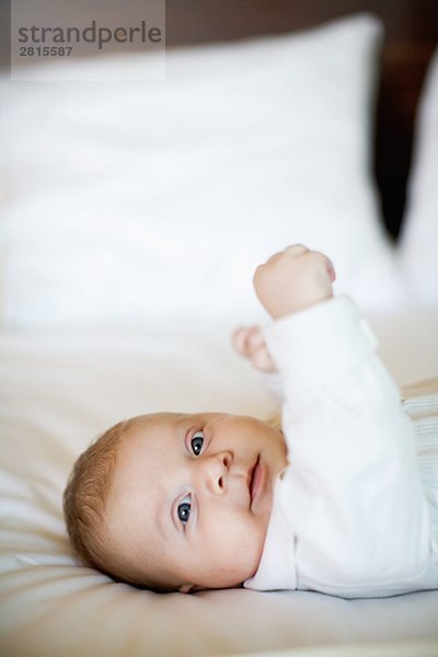 Ein Baby in ein Bett Nahaufnahme Schweden liegen.