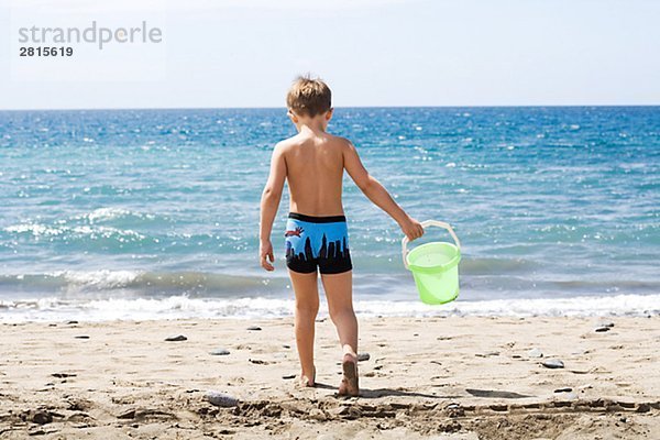 Ein Junge auf einem Strand der Kanarischen Inseln.