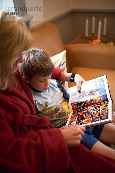 Mutter und Sohn ein Buch Schweden zu lesen.