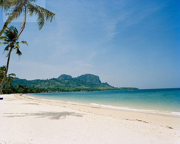 Ein Sandstrand am Meer Thailand.