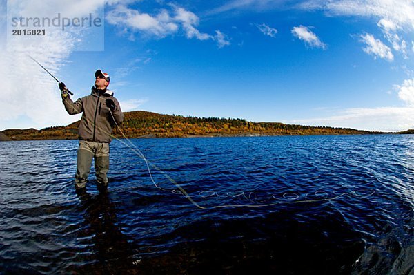 Ein Mann Fliegenfischen Kiruna Lappland Schweden.