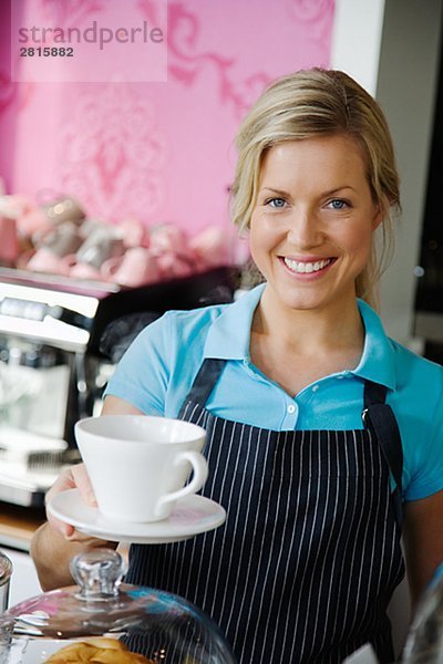 Eine Frau an einem CafÈ Schweden arbeiten.