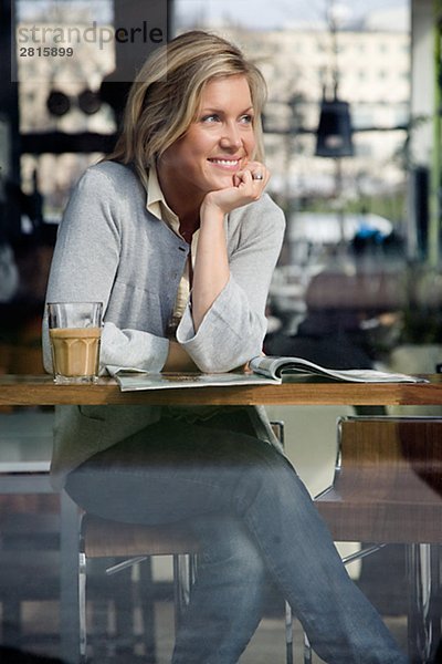 Eine Frau in einem CafÈ Schweden.