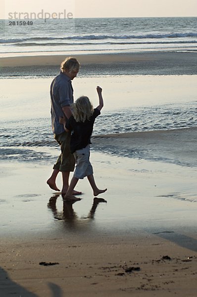 Vater und Sohn auf einem Strand Indien.