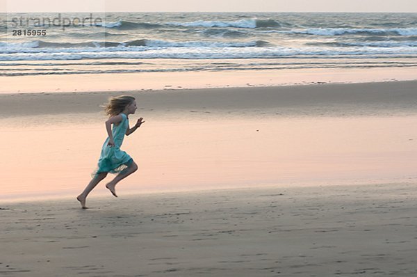 Ein Mädchen am Meer Goa Indien ausgeführt.