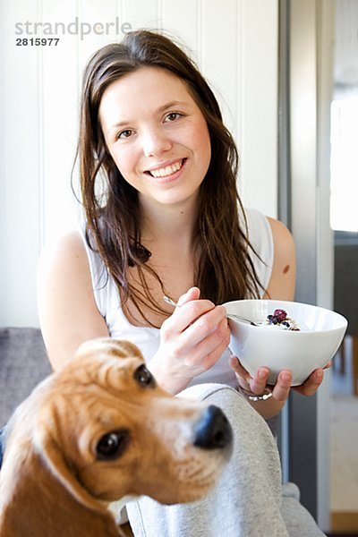 Eine junge Frau mit Frühstück Schweden.
