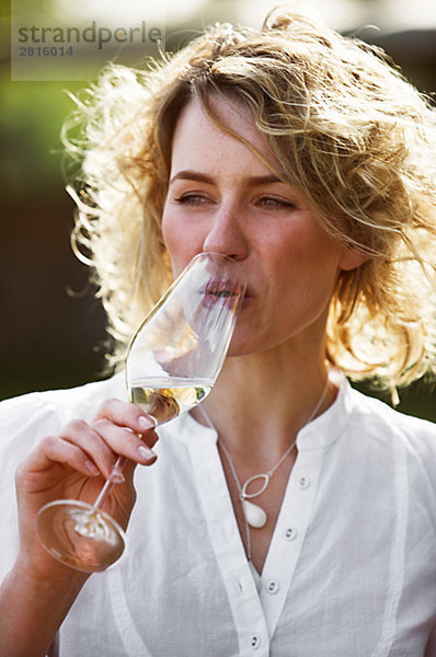 Eine Frau ein Glas Champagner Kopenhagen Dänemark.