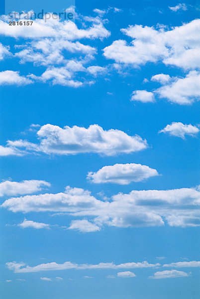 Weiße Wolken in den blauen Himmel.