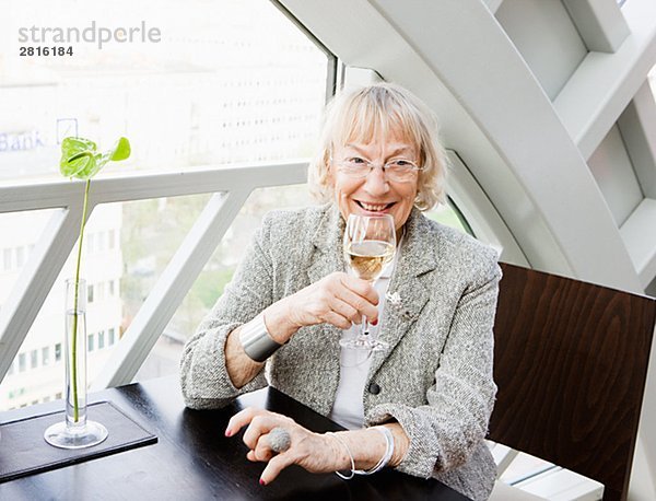 Porträt von eine ältere Frau in einem Restaurant-Berlin-Deutschland.
