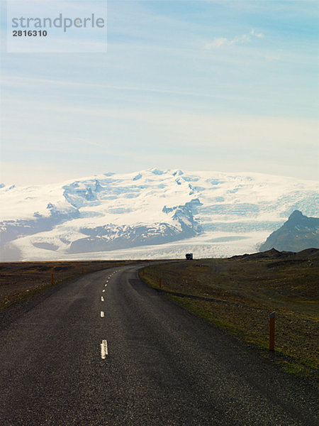 Gletscher und eine Straße Vatnajokull Island.