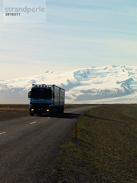 Gletscher und eine Straße Vatnajokull Island.
