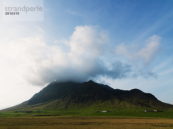 Wolken und ein Berg Island.