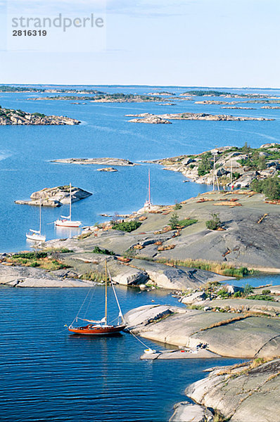 Ein Segelboot in den Schären von Stockholm Schweden.