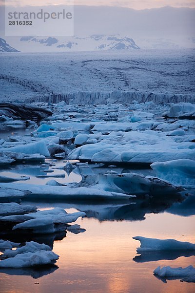 Eisberg nachts Jokulsrln Vatnajokull Island.