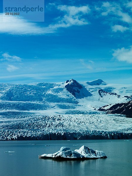 Gletscher und einem Eisberg im Wasser Vatnajokull Island.