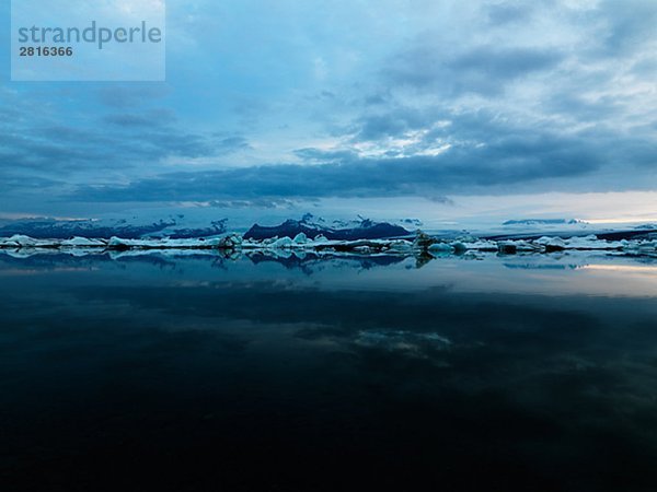 Eisberg nachts Jokulsrln Vatnajokull Island.