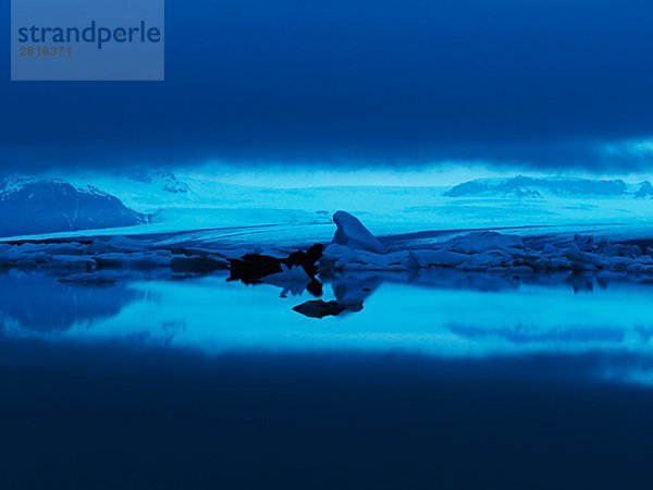 Eisberg nachts Jokulsrln Vatnajokull Island.