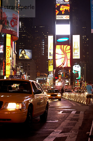 Verkehr in New York in der Nacht.