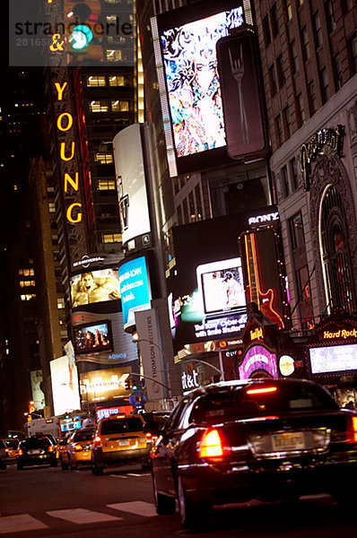 Verkehr in New York in der Nacht.