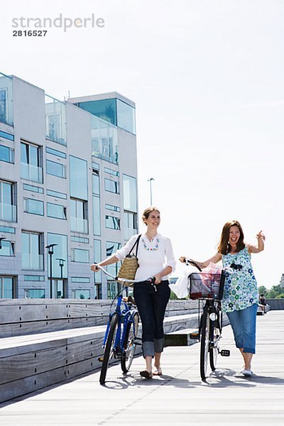 Zwei Frauen fahren Fahrrad Skane Schweden.