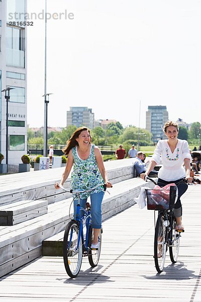 Zwei Frauen fahren Fahrrad Skane Schweden.