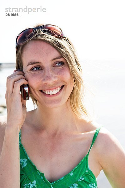 Eine Frau mit einem Mobiltelefon Schweden.
