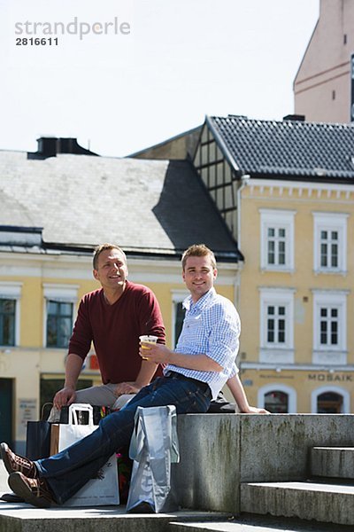 Zwei Männer als Touristen in Malmö Schweden.