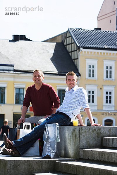 Zwei Männer als Touristen in Malmö Schweden.