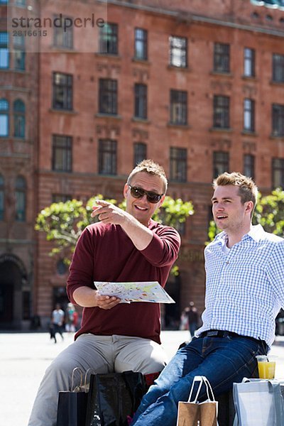 Zwei Männer mit einer Karte in Malmö Schweden.