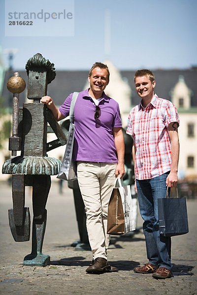 Zwei Männer mit Einkaufstüten in Malmö Schweden.