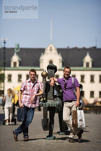 Zwei Männer mit Einkaufstüten in Malmö Schweden.