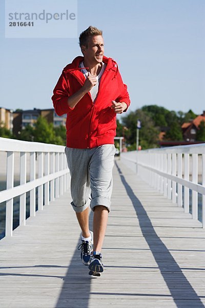 Ein Mann auf einer Mole Joggen Malmö Schweden.