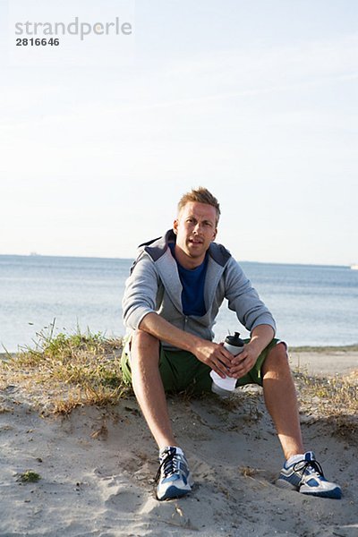 Ein Mann nach joggen am Strand Malmö Schweden ruhelosigkeit.