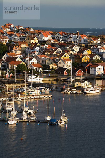 Die Stadt durch den Ozean Smogen Bohuslan Schweden.