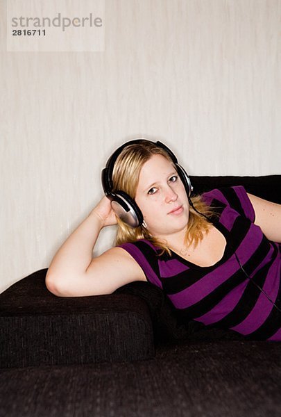 Eine junge Frau Musikhören Schweden.