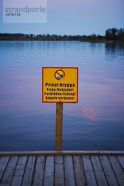 Verbotszeichen auf einer Mole Schweden.