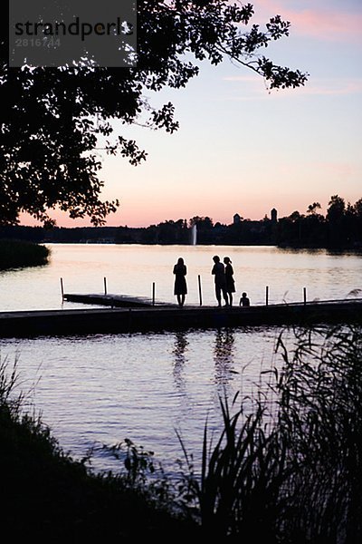 Menschen auf einer Mole Narke Schweden.