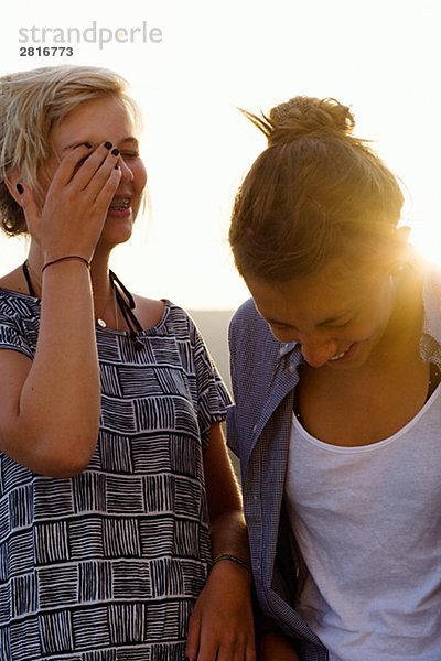 Lachend Mädchen im Teenageralter.