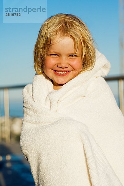 Ein kleines Mädchen skandinavischen eingewickelt in ein Handtuch.