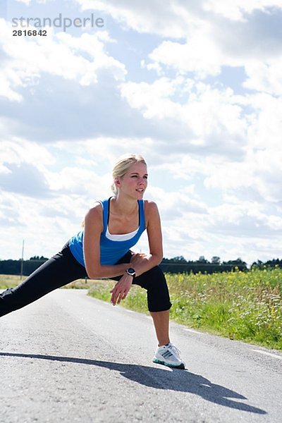 Ein Frau macht stretching-Übungen Schweden.