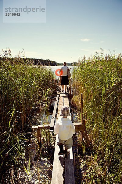 Eine Familie zu Fuß auf einer Mole Schweden.