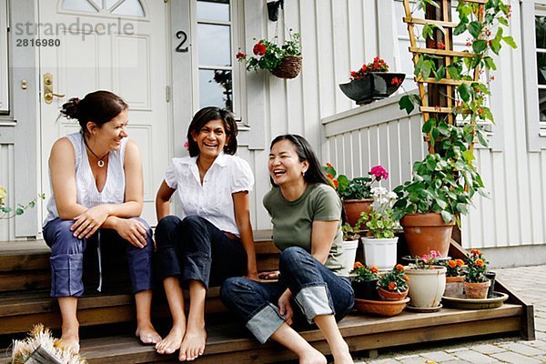 sitzend Frau sprechen Garten 3