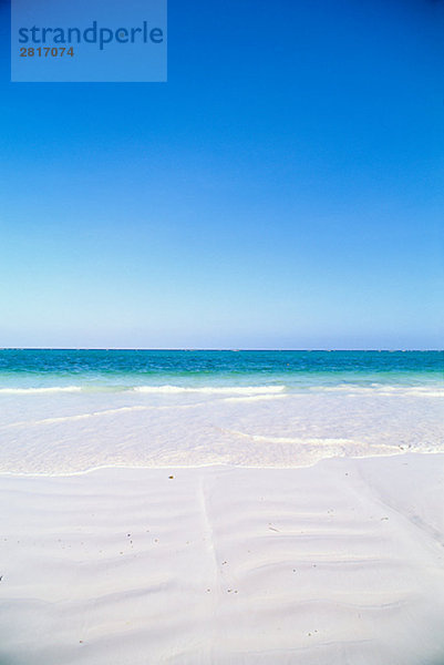 Strand und das Meer ein sonniger Tag Zanzibar.