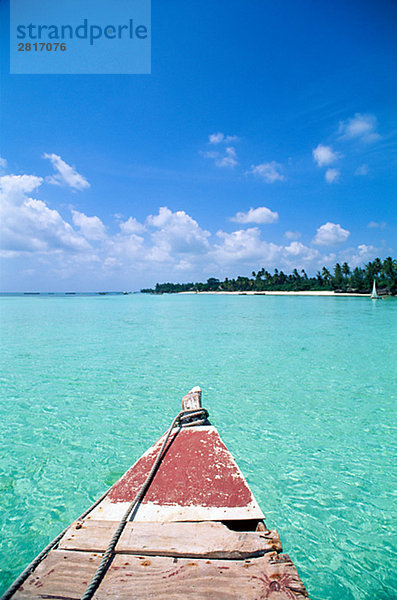 Kristallklares Wasser und Stamm eines Bootes Zanzibar.