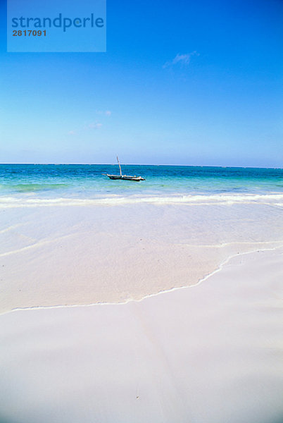 Strand und Blue Sky Zanzibar.