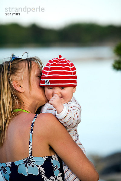 Mutter mit eine Baby-Schweden.