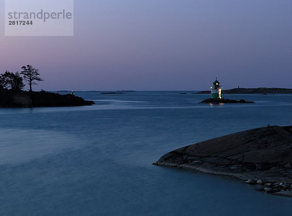 Ein Leuchtturm im Meer Schweden.
