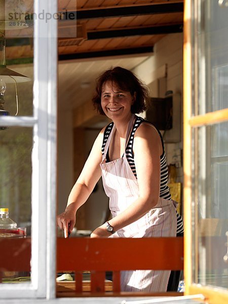 Eine Frau in einer Küche Schweden.